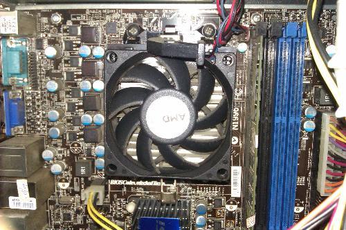 電腦自動(dòng)關(guān)機(jī)維修方法 電腦自動(dòng)關(guān)機(jī)維修方法